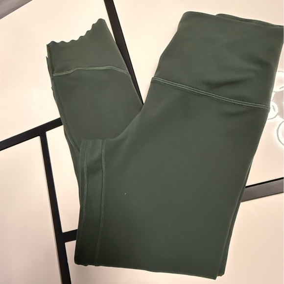 Lululemon Wunder Under Scallop
Crop Leggings size 8 - Picture 3 of 9